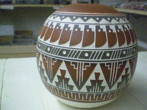 Mexican pot, hand-etched in a native-style blades-