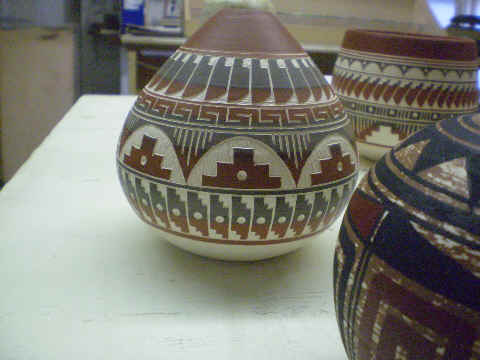 Mexican pot, hand-etched in a blades, arches, and 